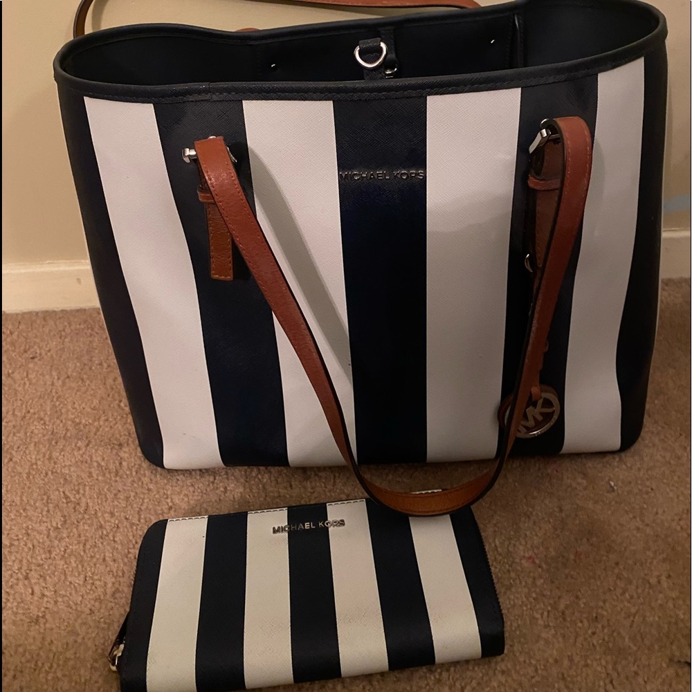 💙Michael Kors large purse w/ wallet